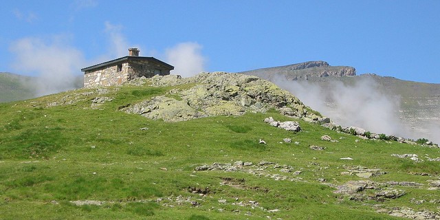 Les nuages s'installent derrière la Cabane de la Vierge