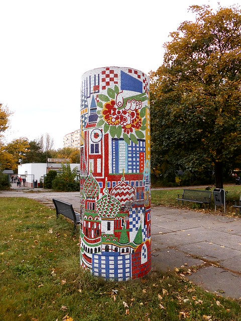 1985 Berlin-O. Deutsch-Sowjetische Freundschaft Glasmosaik auf Betonsäule von Herbert Bergmann-Hannak Walter-Felsenstein-Straße 18 im Quartier Bürgerpark in 12687 Marzahn