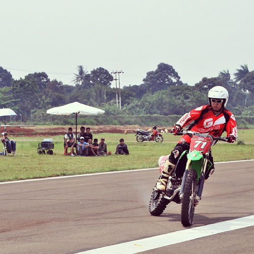 Wrong jersey!!! Hahahahahahaa.. #mx_lover #mxday #mxlife #MX #Motocross #supermoto #supercross #superretards #Kawasaki #KXF #kxnation #2013 #250 #drift #powerslide #gasgas #wheelietime #bike #instabike #instamx #instamoto #instamotocross | by Satria Bayu Ajie