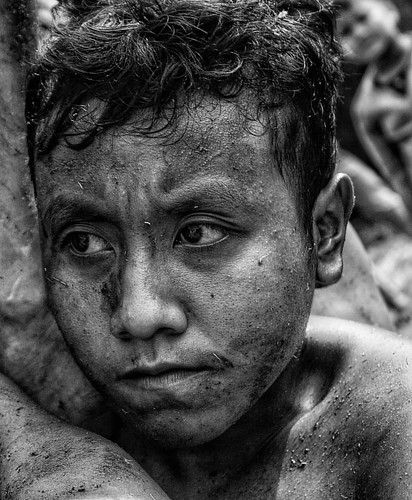 Aku kudu kuat !!! . . . #instasunda #instanusantara #indonesia_photography #humaninterestphotography #humaninterest #humaninterestindonesia #streetphotography #streetphoto_bw #bnw #bnw_captures #bnw_society #bnw_globe #likeforlike #likeforfollow #bnw_life | by dianto_trisno