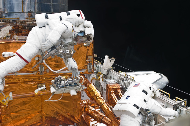Grunsfeld and Feustel during EVA5