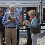 Couple reading in the queue | © Robin Mair
