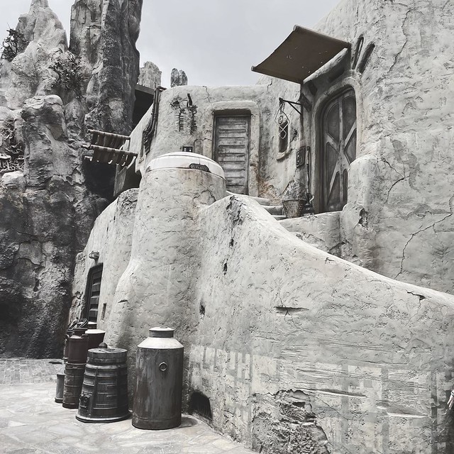 #throwback to #BlackSpireOutpost at #StarWarsGalaxysEdge in #Disneyland. I took a page from @intellichick and did a semi-bw filter on the amazing architecture and details. I now know why I like Star Wars design so much - it’s #steampunk.