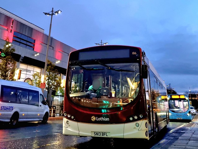 Lothian Country's 186 (SN13 BFL)
