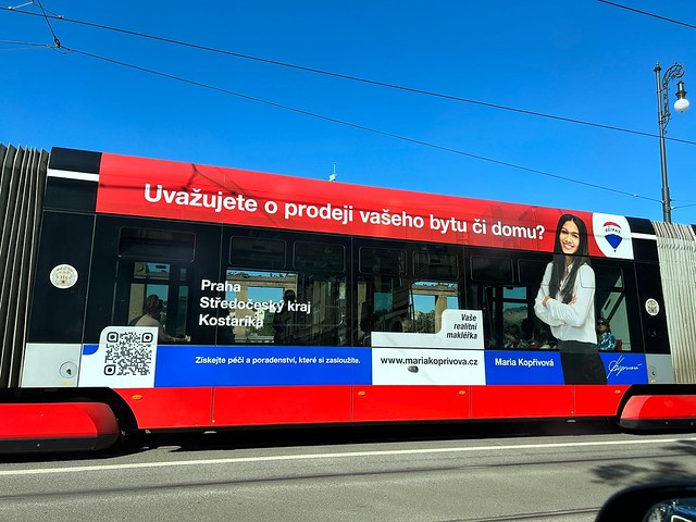 Maria Kopřivová - realitní makléřka REMAX LEKVI praha Středočeský kraj sideboard BigMedia