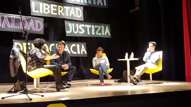 PERTSONA EZAGUNEN ELKARTASUN KEINUAK · SOLIDARIDAD DE PERSONALIDADES