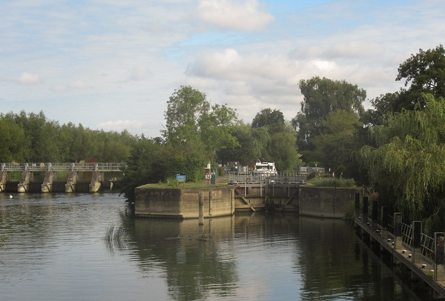 days lock and weir oxfordshire