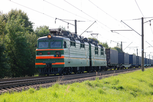 Электровоз ВЛ80С-549 с грузовым составом отходит со станции Орша-Центральная.