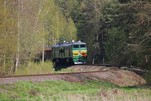 Tепловоз 2ТЭ10УК-0225 с грузовым составом на перегоне  Луполово/Заднепровская.