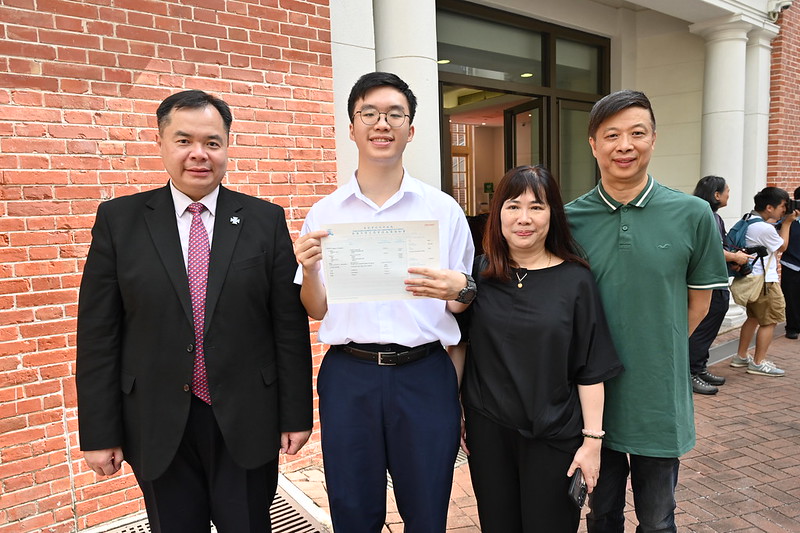 校長潘紹慈（左）、龔炘朗（中）、龔炘朗父母（右）