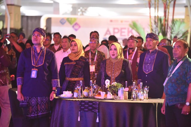 Kepala Daerah dan Ketua TP PKK Komisariat Wilayah IV APEKSI Kenakan Pakaian Khas Kota Kediri