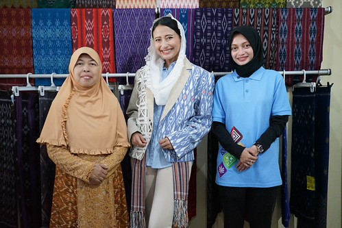 Mbak Wali kota kediri vinanda dan Wamendag Dyah Roro Esti Widya PutriKunjungi Sentra Tenun Ikat, Dorong Produk Lokal Kota Kediri Tembus Pasar Ekspor