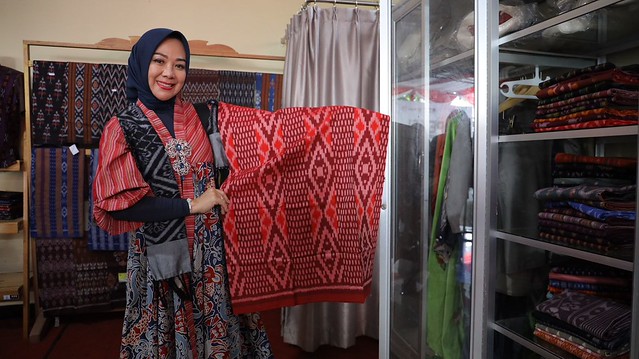 Kepincut Motifnya yang Cantik, Istri Wali Kota Probolinggo Evariani Aminuddi Borong Tenun Ikat Bandar Kidul Kota Kediri; apeksi
