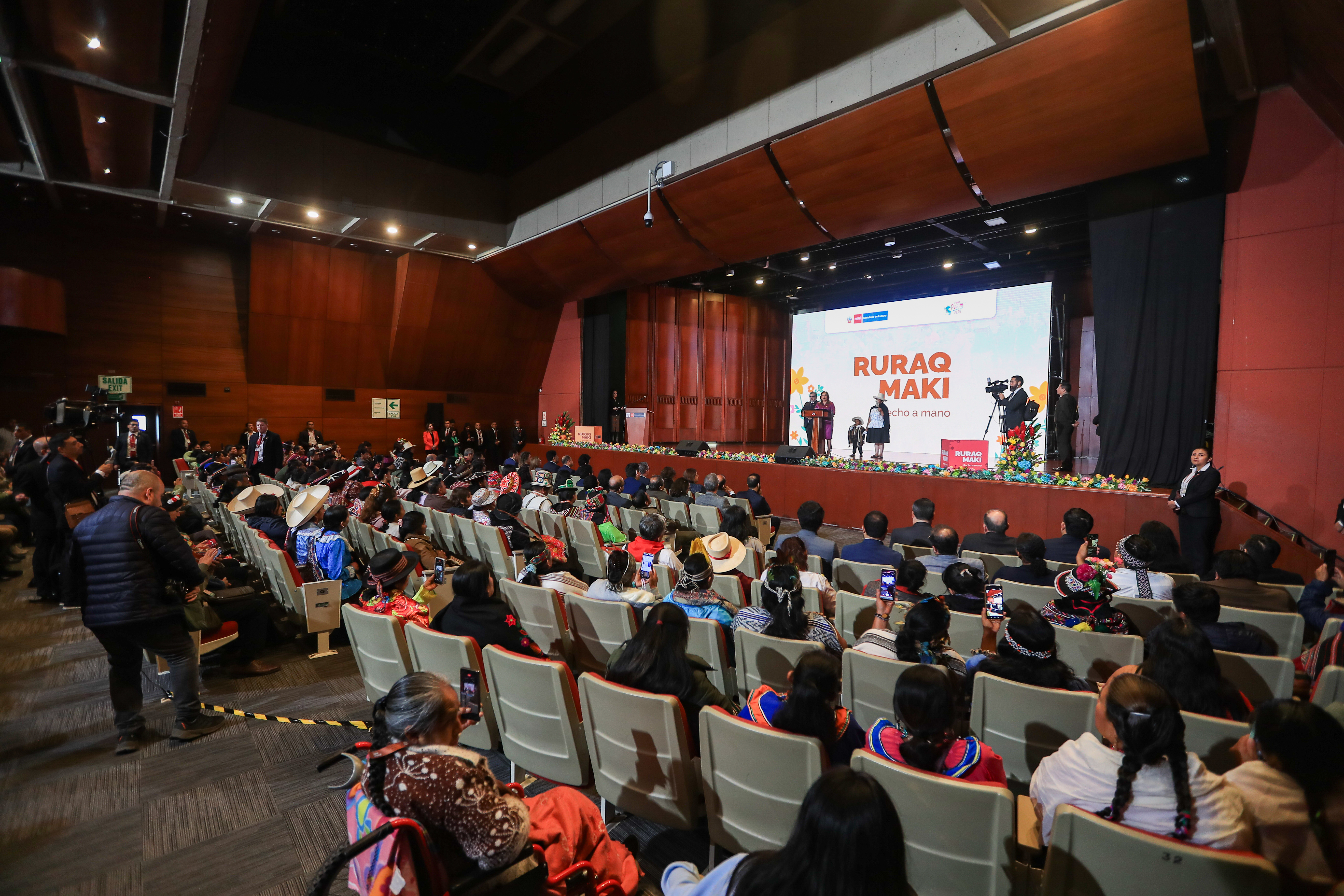 Dina Boluarte inauguró este viernes Ruraq maki 2025, la exposición-venta de arte popular y artesanía más grande del Perú (Presidencia de la República).