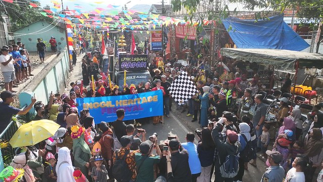 Berangkatkan Kirab Budaya Inggil Heritage Festival, Mbak Wali kota kediri vinanda: Masyarakat Bisa Belajar dan Saling Menginspirasi Dalam Lestarikan Budaya