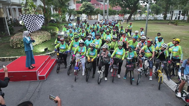 Mbak Wali kota kediri vinanda Berangkatkan Gowes Bersama ICC, Susuri Ikon-ikon Kota Kediri yang Ngangeni