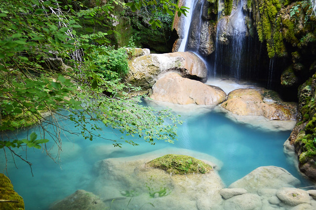 Peaceful haven in the river Urederra. Remanso de paz en el rio Urederra