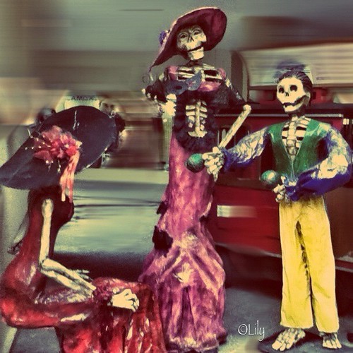 *ْCalaveras, bella tradición Mexicana del Día de Muertos... Mexican tradition of Day of the Dead!.. #Cuernavaca #Mexico #gang_family #gf_daily #gf_Mex #instagram_Mexico #mextagram #mextagram_muerte #mexigers_diademuertos #mextagram_301012 #mexigers #insta | by lili_7606