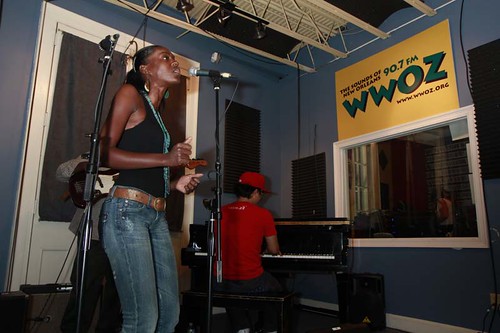 Nayo Jones sings with the BBQ Swingers.   Photo by Parisa Azadi.