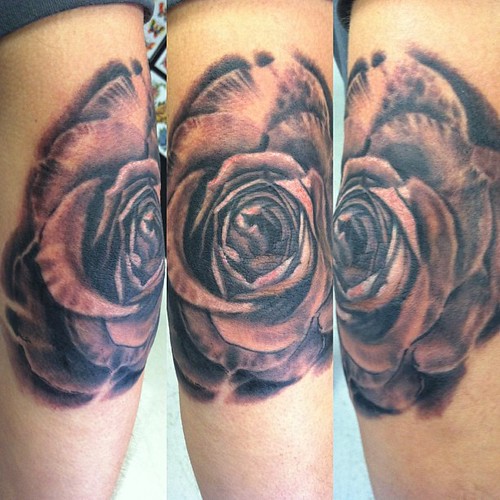 Sweet rose on the elbow ! One sitting and sat like a champ !! ⚡#klinefamilyink #tattoo #tattoos #rose #love #b&wtattoo #blackandgreytattoo #followme #inkedpicspot #black #dailywinner #tattooedgirl #swag #artist #artnerd #girlswithtattoos #guyswithtattoos | by KlineFamilyInk
